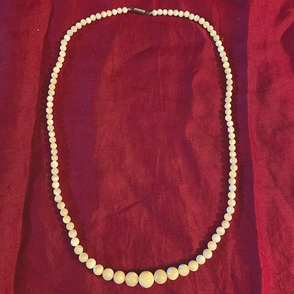 Vintage graduated mother of pearl beaded necklace